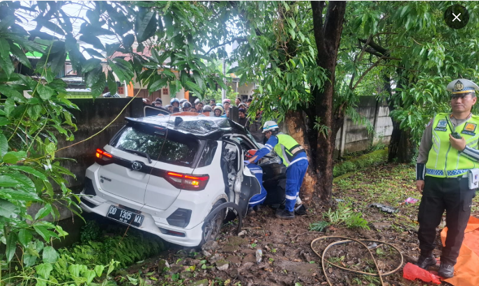 Istri DPRD sulsel kecelakaan di tol