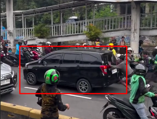 mobil calya nabrak di kemayoran