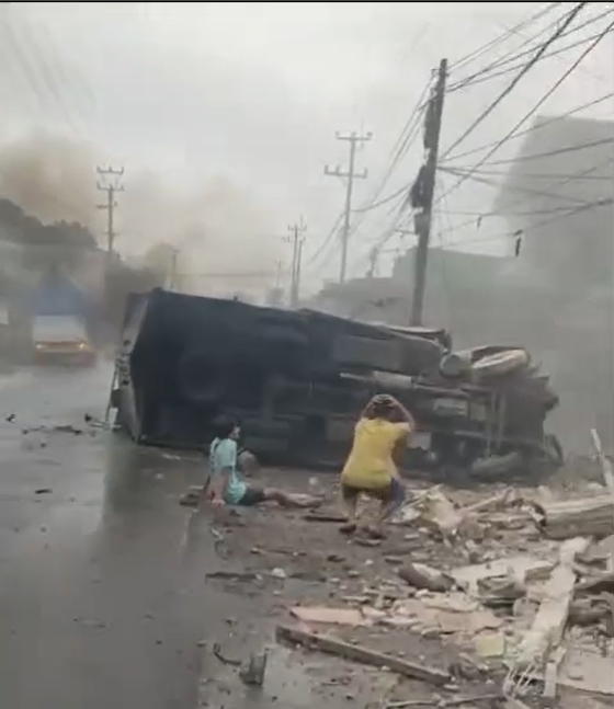 Truk Tiba-Tiba Hantam Warung di Subang, Korban Berjatuhan
