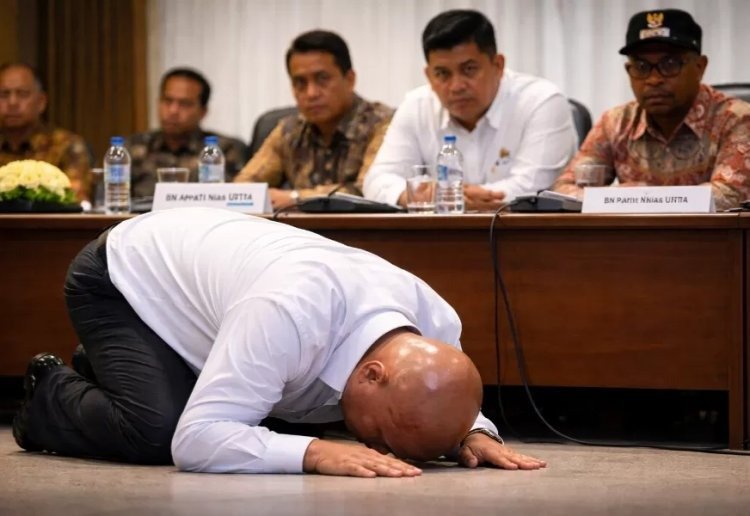 Amizaro Waruwu bupati nias utara bersujud