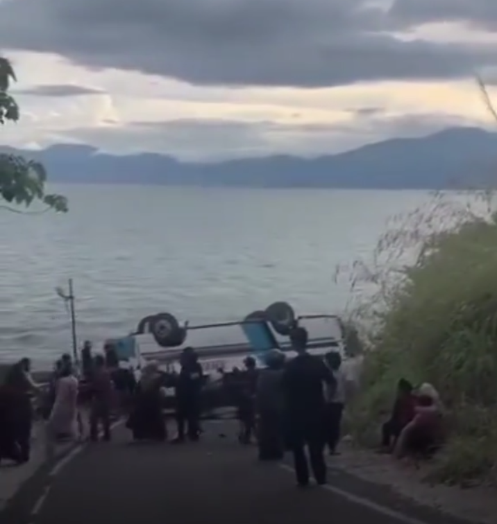 Detik-Detik Bus Berisi 28 Penumpang Gagal Menanjak dan Terguling