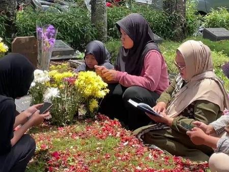 makam_cucu_mpok_nori