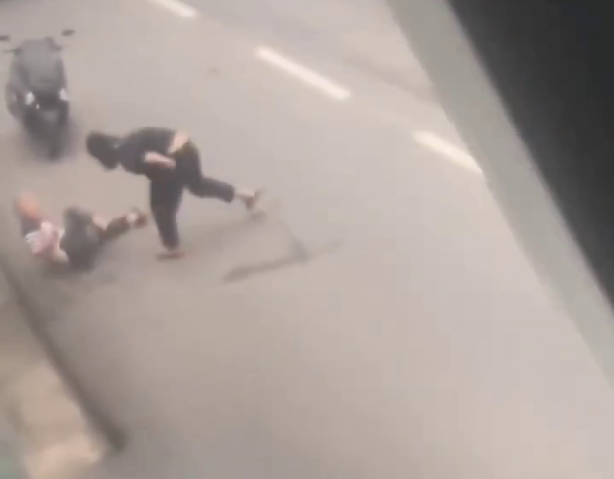 LANSIA-DI-SERANG-BRUTAL-DI-TENGAH-JALAN