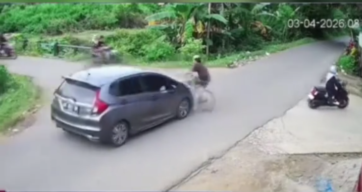 PELAJAR-WANITA-TABRAK-PESEPEDA-HINGGA-TERLEMPAR.png