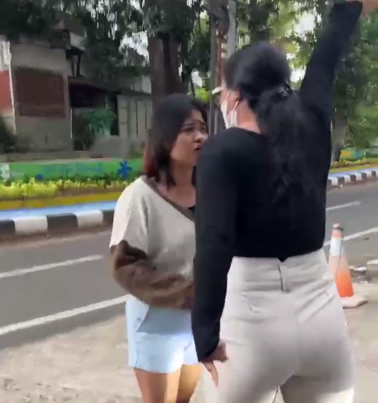 Istri Labrak Dugaan Selingkuhan, Berujung Jatuh di Tengah Jalan